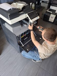 Naprawa urządzenia biurowego – Przemek z zespołu KopiSerwis Naprawa drukarek | Serwisant Przemek z KopiSerwis naprawia profesjonalną drukarkę w Kielcach